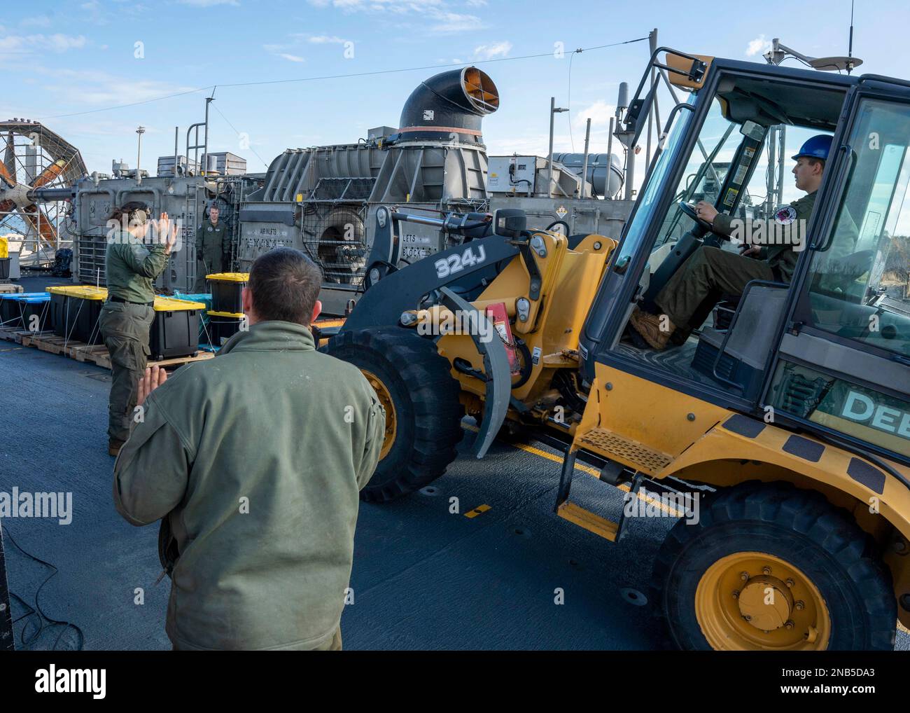 VIRGINIA BEACH, Virginia – Matrosen, die der Angriffsflotteneinheit 4 zugeteilt sind, bereiten Material vor, das im Atlantik aus einem Höhenballon für den Transport zu Bundesagenten auf der Joint Expeditionary Base Little Creek gefunden wurde. 10. Februar 2023. Auf Anweisung des Präsidenten der Vereinigten Staaten und mit voller Unterstützung der kanadischen Regierung, US-Kampfflugzeuge unter U.S. Die Northern Command Authority hat einen Ballon in großer Höhe im US-Luftraum und über den Hoheitsgewässern der USA zum Absturz gebracht. Februar 2023. Stockfoto