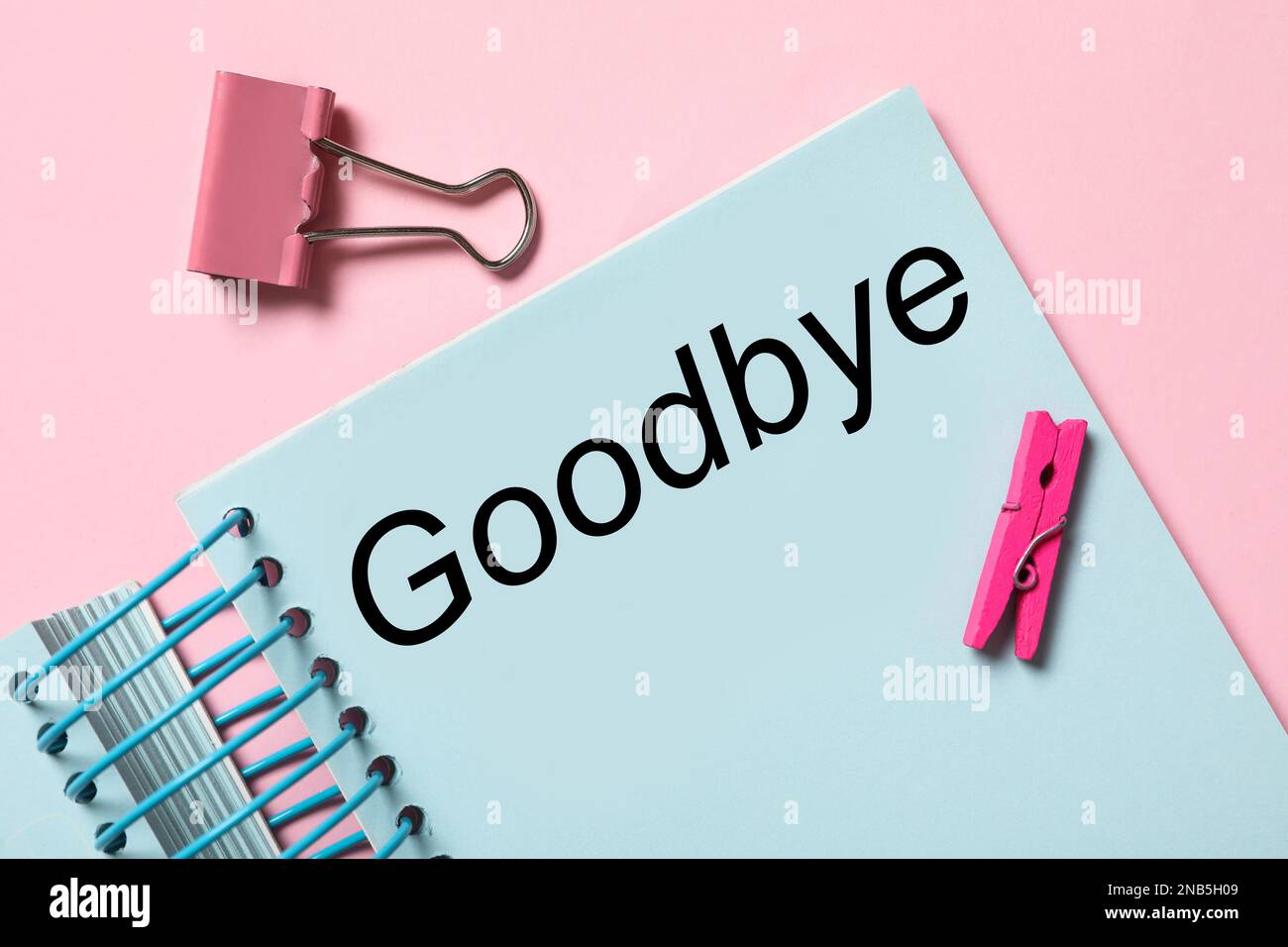 Notizbuch mit Text-Auf Wiedersehen auf pinkfarbenem Hintergrund, flach liegend Stockfoto