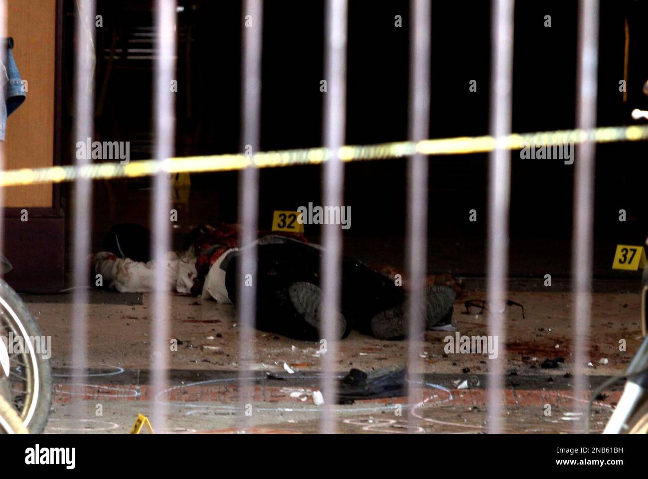 EDS NOTE GRAPHIC CONTENT - The body of a suspected suicide bomber who blew himself lies on the floor at a church in Solo, Central Java, Indonesia, Sunday, Sept 25, 2011. The suicide bomber attacked the church packed with hundreds of worshippers Sunday, killing himself and wounding at least 20 other people, police and hospital officials said. (AP Photo) Stockfoto