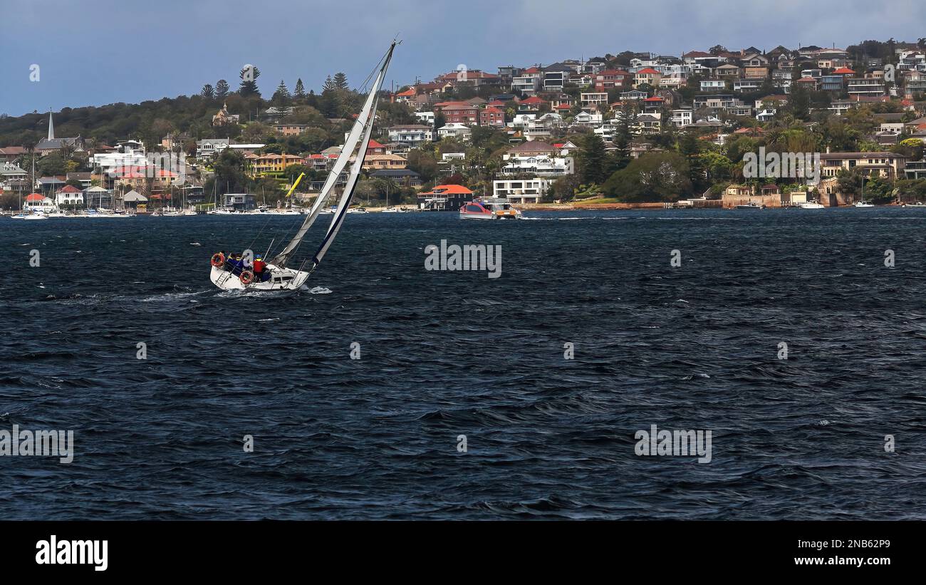 494 Uhr Segelboot zur Watsons Bay auf der South Head-Halbinsel von Port Jackson. Sydney-Australien. Stockfoto