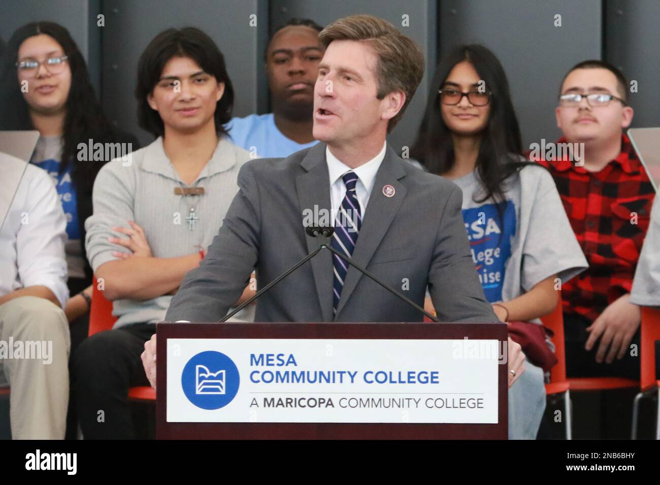 Rep. Greg Stanton vom 4. Bezirk von Arizona macht einige Bemerkungen, bevor First Lady Dr. Jill Biden am 13. Februar 2023 am Mesa Community College in Mesa, Arizona, spricht. Der Besuch soll zeigen, wie erschwingliche Community College-Programme wie das Mesa College Promise Schülern und Studenten berufsbegleitende Lernmöglichkeiten bieten, die zu gut bezahlten Jobs in wachsenden Sektoren wie Fertigung, Infrastruktur und saubere Energie führen werden. Das Mesa College Promise bietet vielen Studierenden in Mesa einen kostenlosen Unterricht an. (Foto: Alexandra Buxbaum/Sipa USA) Stockfoto