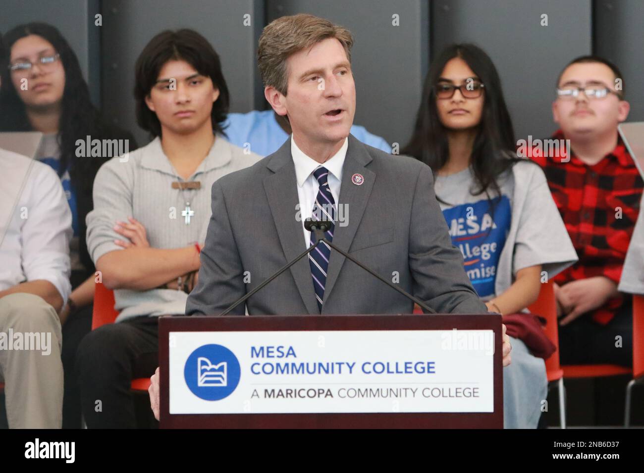 Rep. Greg Stanton vom 4. Bezirk von Arizona macht einige Bemerkungen, bevor First Lady Dr. Jill Biden am 13. Februar 2023 am Mesa Community College in Mesa, Arizona, spricht. Der Besuch soll zeigen, wie erschwingliche Community College-Programme wie das Mesa College Promise Schülern und Studenten berufsbegleitende Lernmöglichkeiten bieten, die zu gut bezahlten Jobs in wachsenden Sektoren wie Fertigung, Infrastruktur und saubere Energie führen werden. Das Mesa College Promise bietet vielen Studierenden in Mesa einen kostenlosen Unterricht an. (Foto: Alexandra Buxbaum/Sipa USA) Stockfoto
