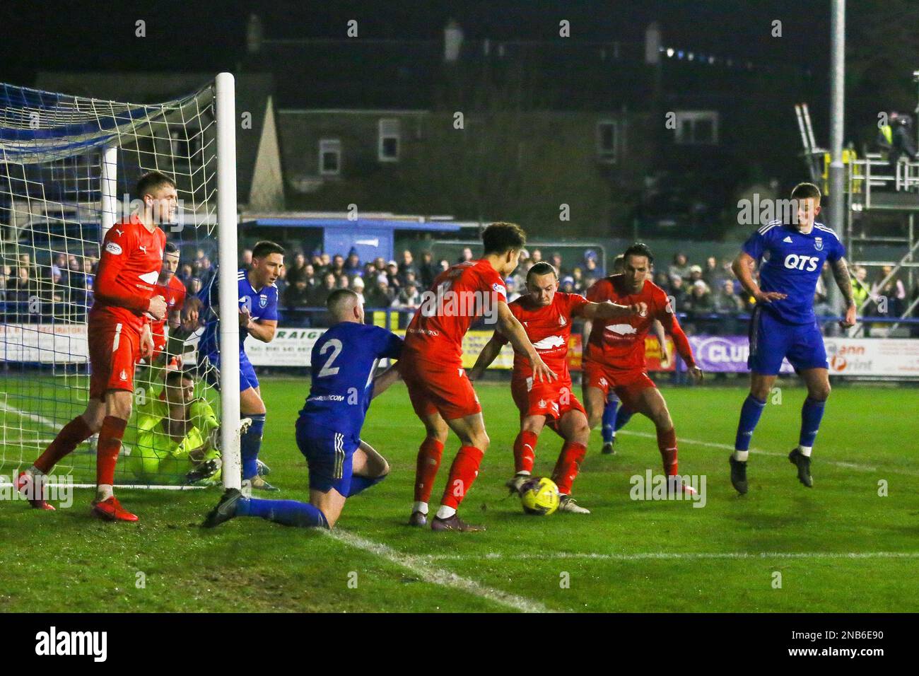 Darvel, Großbritannien. 13. Februar 2023. Nach ihrem Sieg gegen Aberdeen spielte Darvel Falkirk in der 5. Runde des Scottish Cup auf Darvels Heimatplatz des Recreation Park. Der Endstand war Darvel 1, Falkirk 5 mit Toren von Morrison (Darvel, 64 Min.), Oliver (Falkirk, 22 Min.), Morrison (Falkirk, 24 Min.), Henderson (Falkirk, 78 Min.), Nesbit (Falkirk, 81 Min.) und McGuffie (Falkirk 88 Min.). Darvel ist nun eliminiert, und Falkirk spielt in der nächsten Runde Ayr United. Kredit: Findlay/Alamy Live News Stockfoto