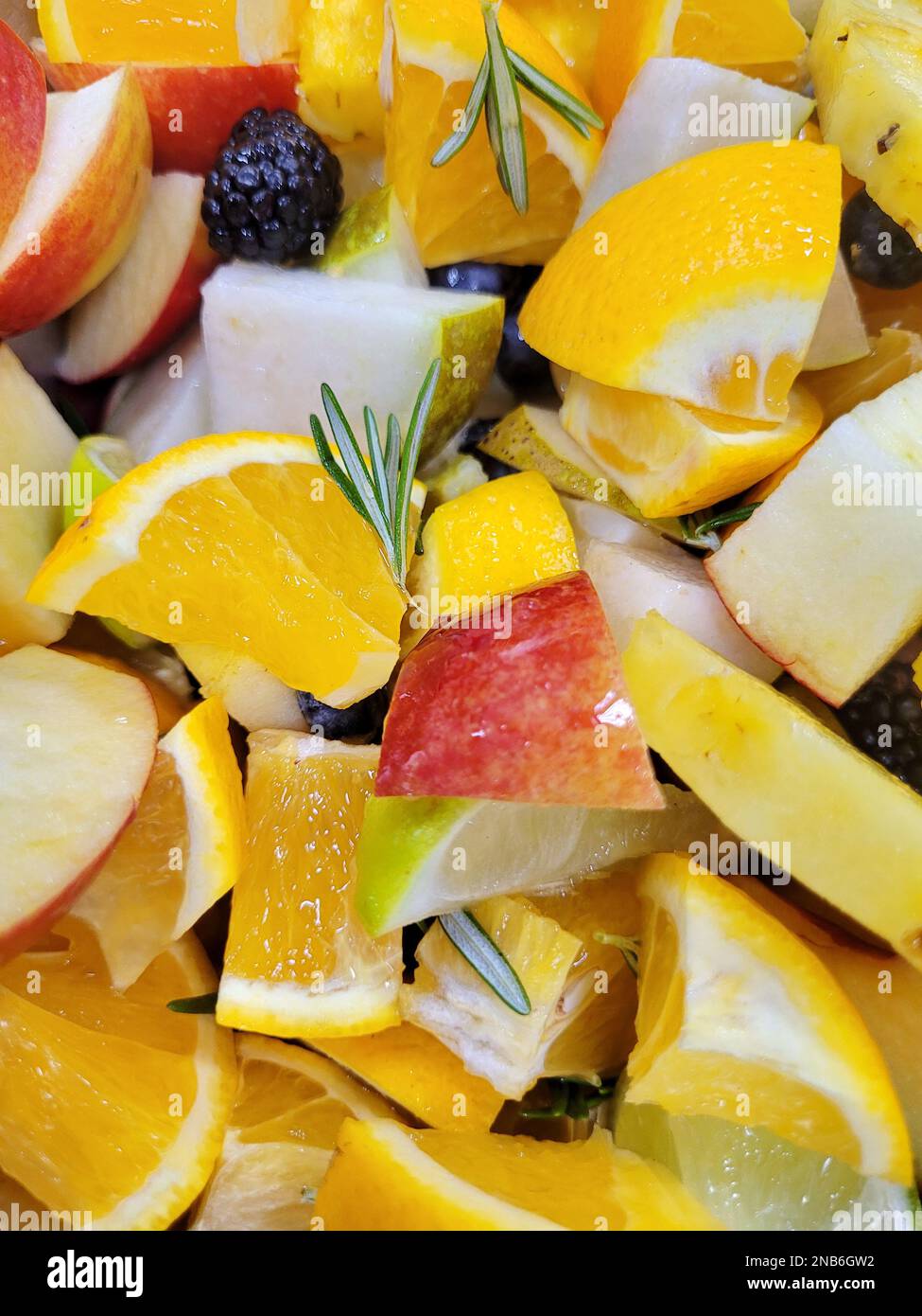 Köstlich, saftig, in Scheiben geschnitten ​​for ein gesundes Frühstück oder eine Fitnessmahlzeit, Obst - Orange, Apfel, Birne, Limette, Ananas und frische Brombeeren sehen toll aus Stockfoto