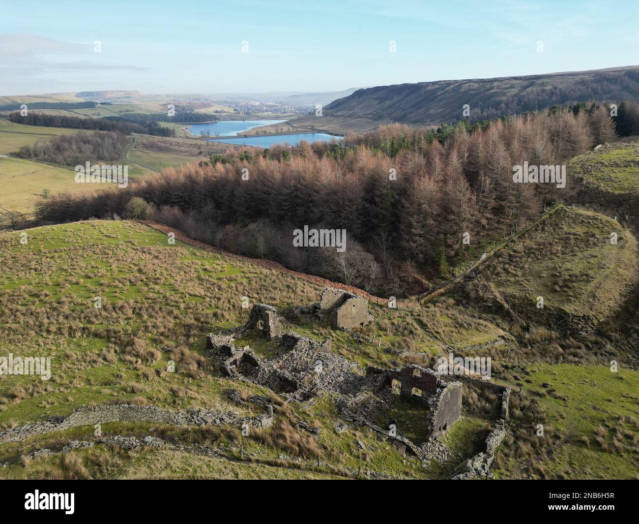 Luftaufnahme von Wood, Forest mit Calf Hey und Ogden Reservoir, auch mit einer alten Farm Ruinen im Vordergrund Top O'th Knoll - Haslingden Grane Rossendale Stockfoto