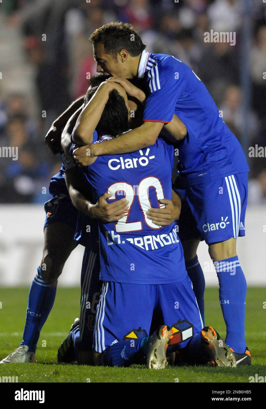 Universidad de Chile players celebrate after scoring their second goal against Uruguay's Nacional during a Copa Sudamericana soccer match in Montevideo, Uruguay,Wednesday Sept. 21, 2011. (AP Photo/Matilde Campodonico) Stockfoto