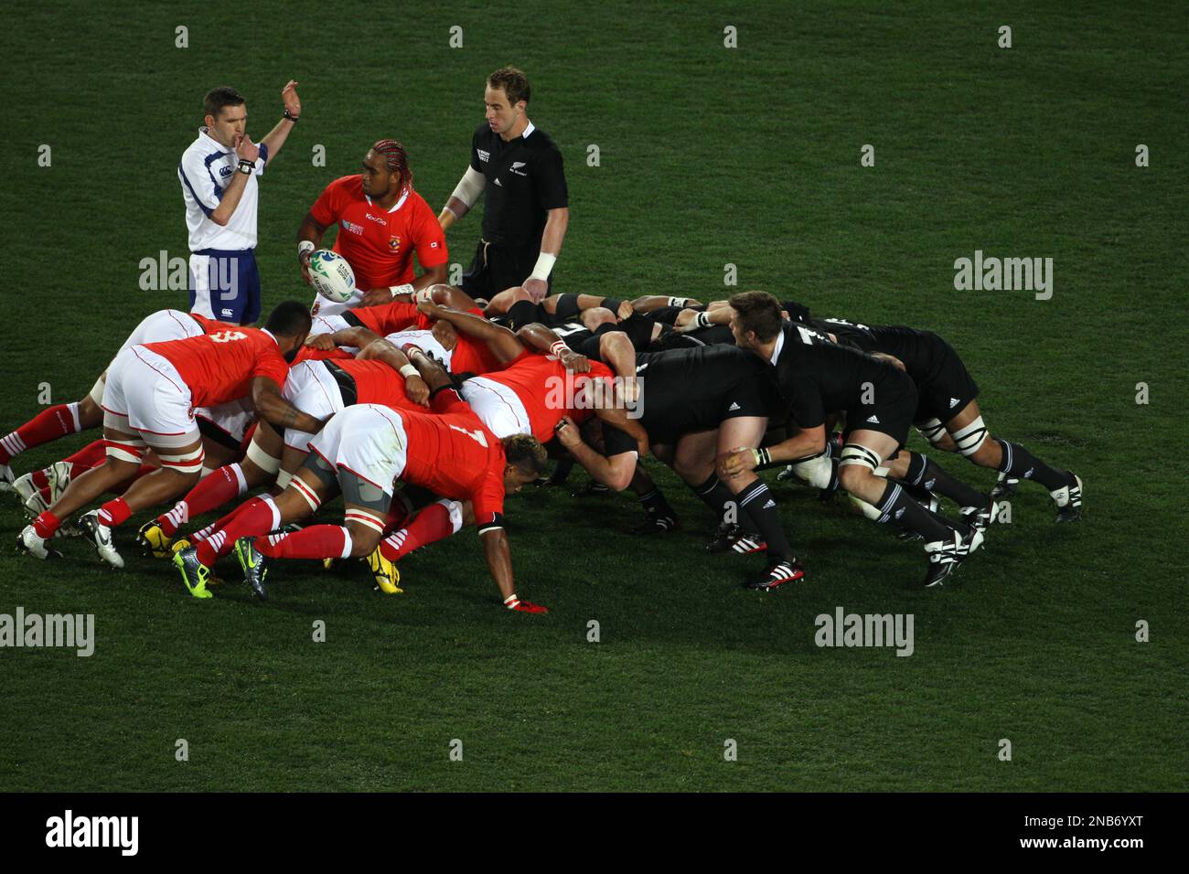 Referee George Clancy blows his whistle as Tonga and the All Blacks set a scrum during their Rugby World Cup game in Auckland, New Zealand, Friday, Sept. 9, 2011.(AP Photo/Dita Alangkara) Stockfoto