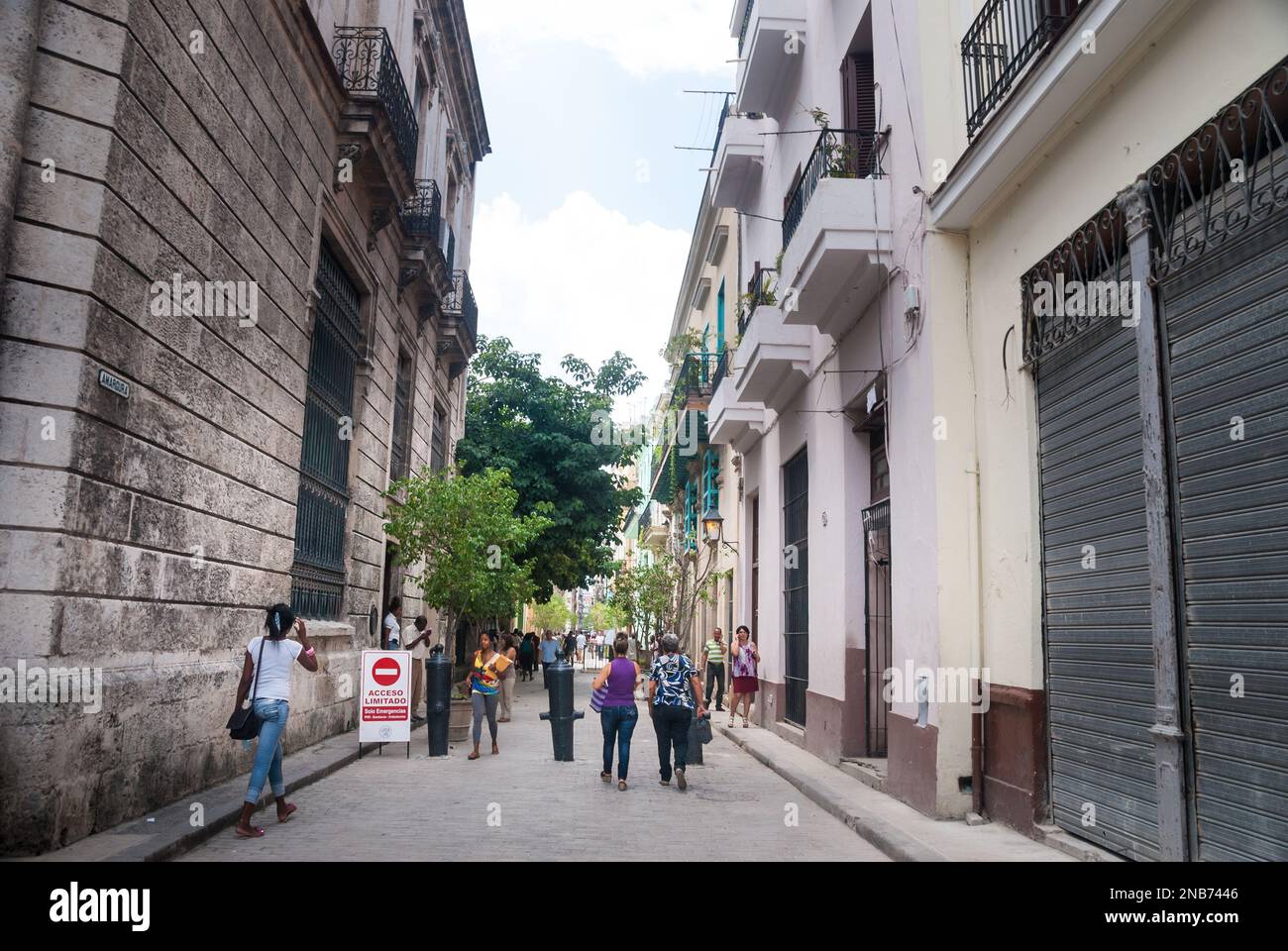 Eine Straßenszene in der Innenstadt im alten Teil der Innenstadt von Havanna Kuba mit Touristen und Einheimischen, die die restaurierten kolonialen Gebäude und engen Gassen bewundern. Stockfoto