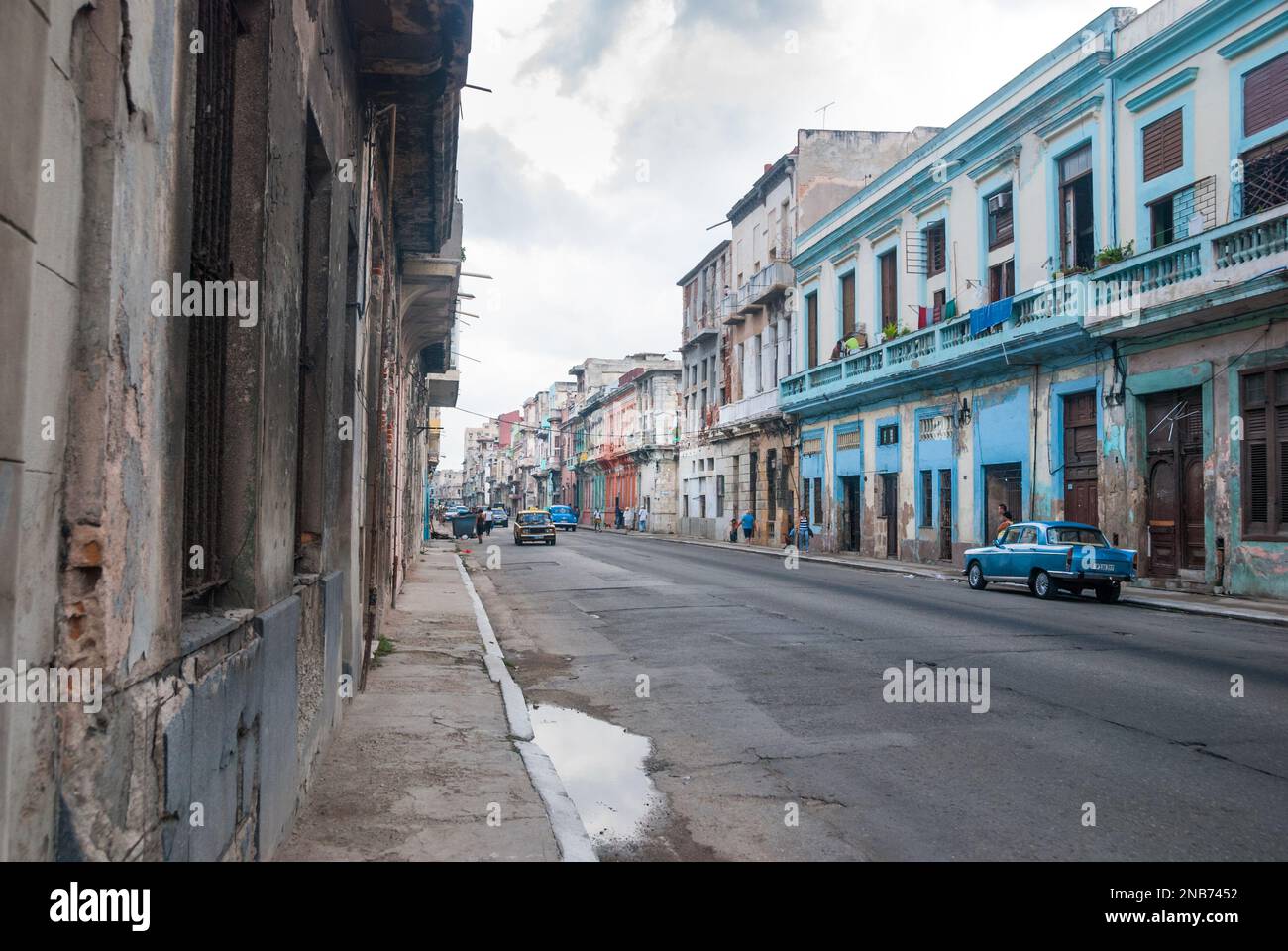 Eine Straßenszene mit Wohnwohnungen in einem alten Viertel der Innenstadt von Havanna, Kuba Stockfoto