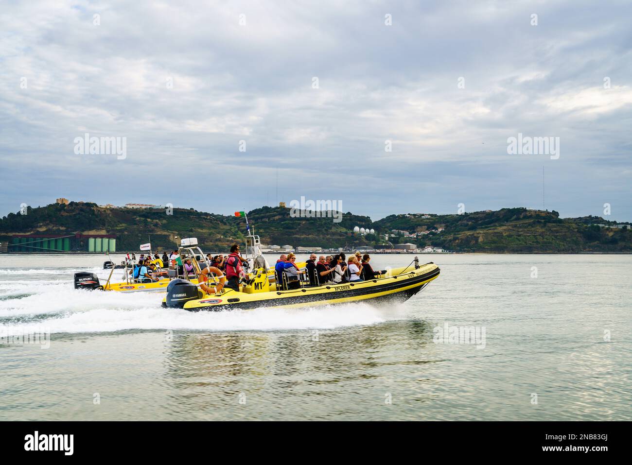 Lissabon, Portugal, 26. Oktober 2016: Schnellbootfahrt auf dem Tejo in Lissabon, Portugal Stockfoto