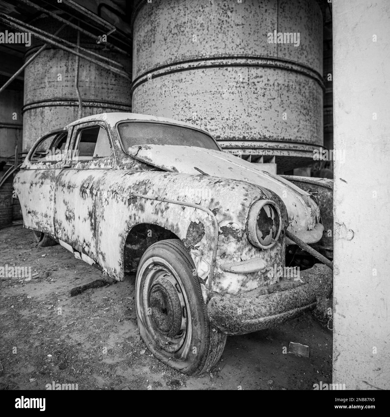 Ein altes, ruiniertes und rostiges fiat-Auto in einer verlassenen Garage Stockfoto