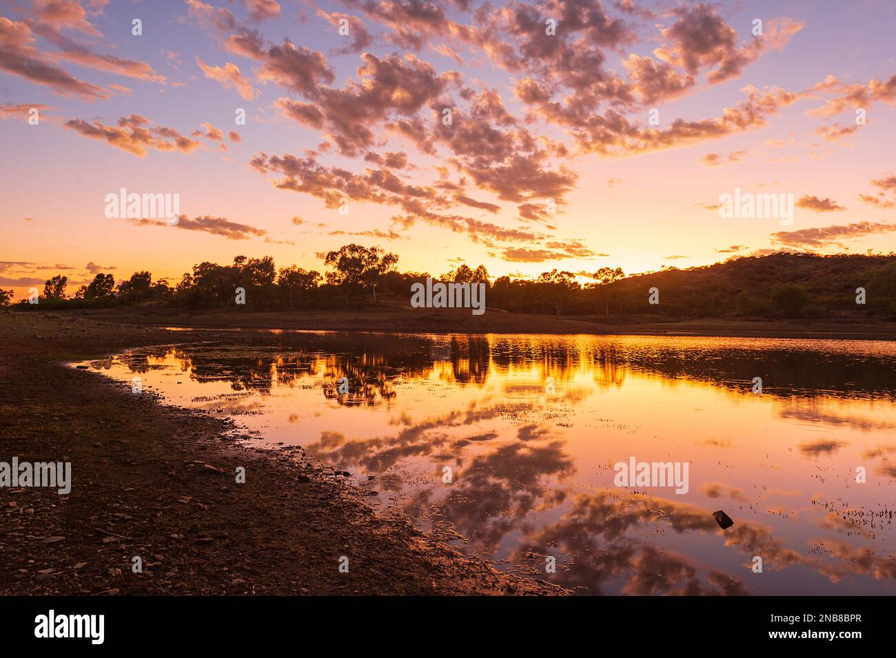 Stimmungsvoller Sonnenuntergang über einem See, Corella Dam, Queensland, QLD, Australien Stockfoto