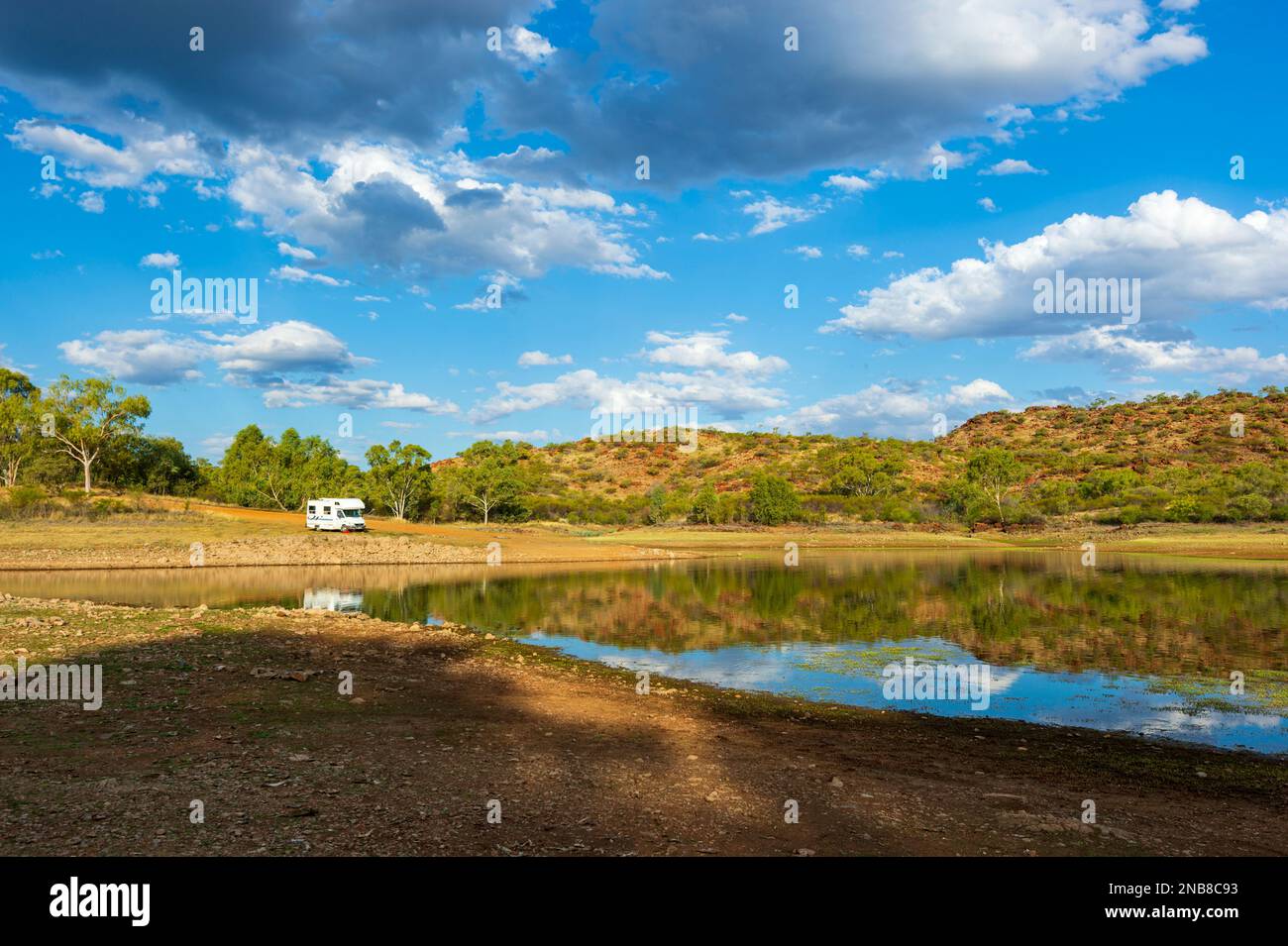 Camping mit Wohnmobil am Ufer eines ruhigen Sees, Corella Dam, Queensland, QLD, Australien Stockfoto