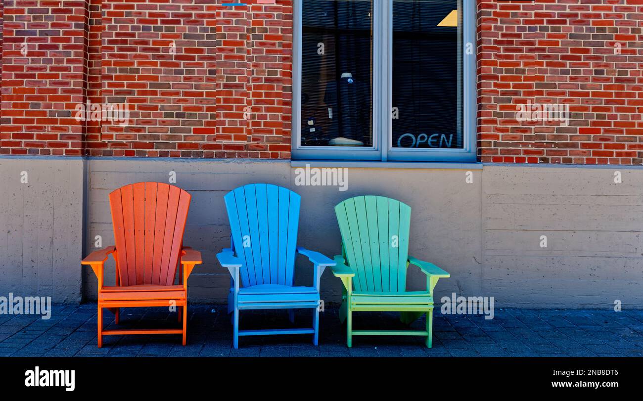 Rot-blaue und grüne Adirondack-Stühle Stockfoto