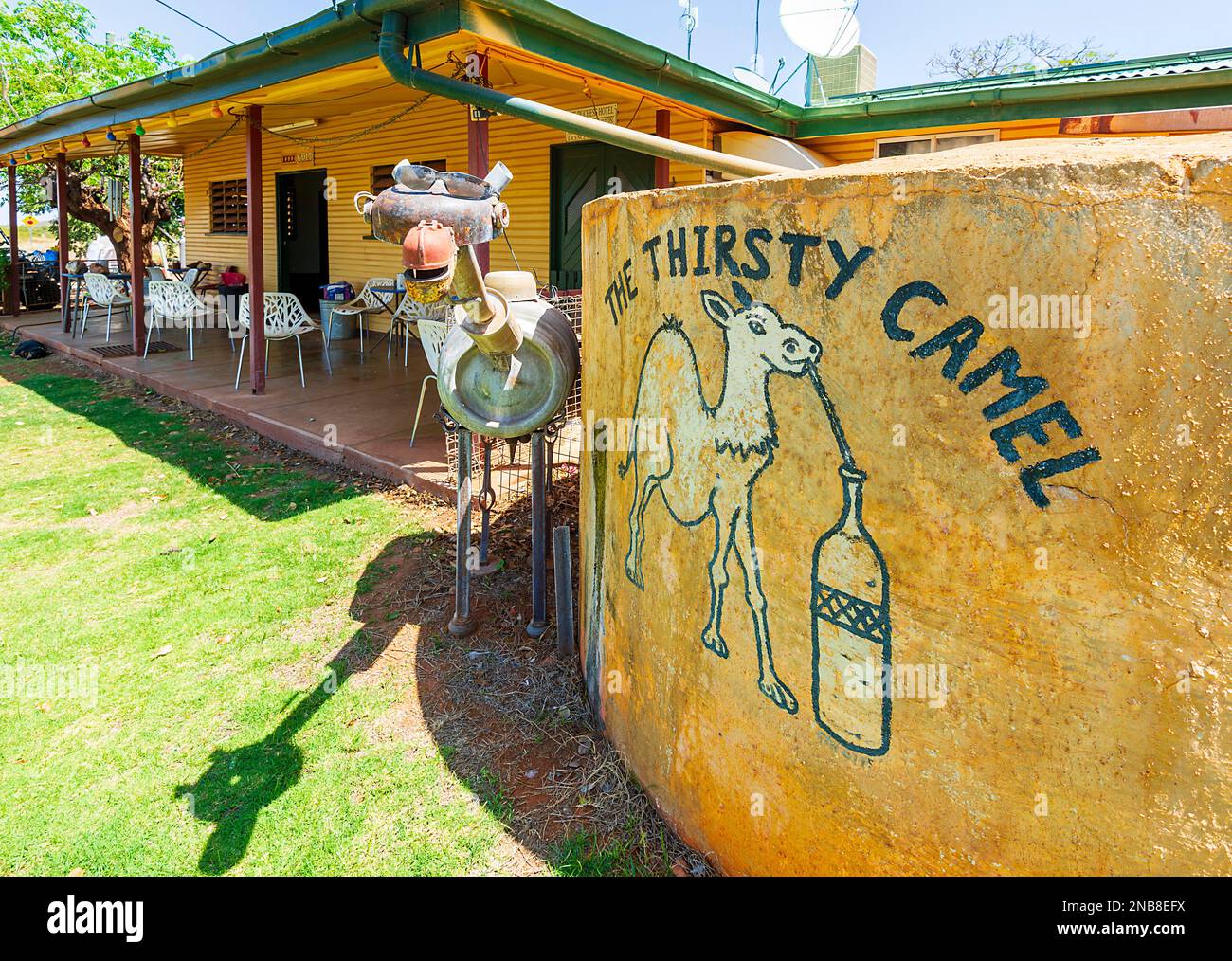 Amüsantes Schild und Kamelstatue vor dem alten Outback Pub The Duchess Hotel, Duchess, Queensland, QLD, Australien Stockfoto