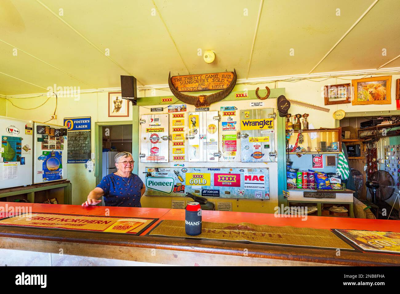 Die Besitzerin des alten Outback Pub The Duchess Hotel steht an der Bar, Duchess, Queensland, QLD, Australien Stockfoto