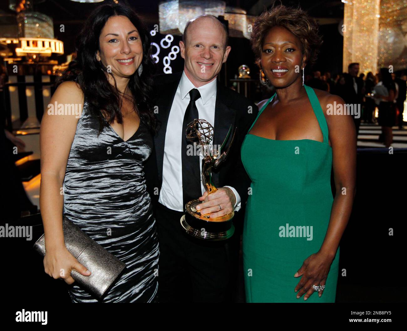 Actor Paul McCrane, center, his wife Dana Kellin, left, and actress Alfre Woodard pose together at the Govenor's Ball after the Primetime Creative Arts Emmy Awards on Saturday Sept. 10, 2011 in Los Angeles. McCrane won the award for outstanding guest actor in a drama series for "Harry's Law". (AP Photo/Matt Sayles) Stockfoto