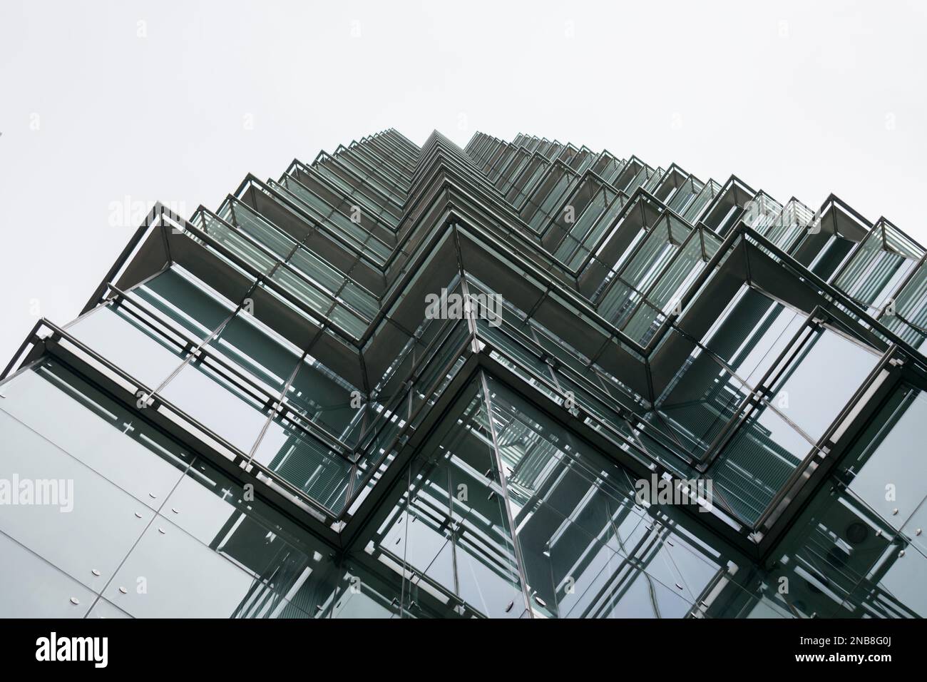 Hongkong, China - 9. Mai 2019: Blick auf den Three Pacific Place von der Ecke Monmouth Path und Queen Road East Stockfoto