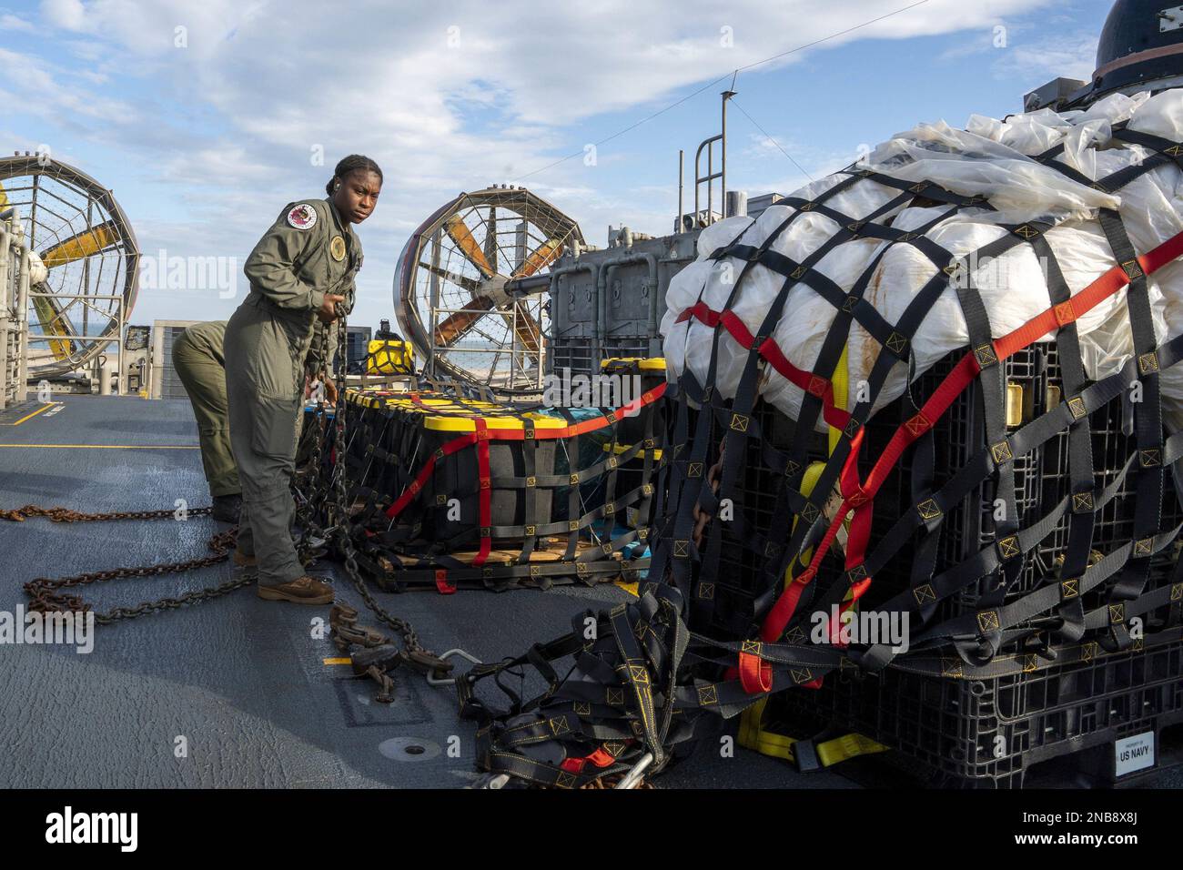 Matrosen, die der Angriffsflotteneinheit 4 zugeteilt sind, bereiten Material vor, das im Atlantik aus einem chinesischen Hochgebirgsballon gefunden wurde, um es am 10. Februar 2023 an Bundesagenten in Joint Expeditionary Base Little Creek, Virginia Beach, Virginia, zu transportieren. Auf Anweisung des Präsidenten der Vereinigten Staaten und mit der vollen Unterstützung der kanadischen Regierung, eine US-amerikanische Air Force F-22 Raptor, auf Autorität des Northern Command, hat den chinesischen Spionageballon im souveränen US-Luftraum und über den Hoheitsgewässern der USA am 4. Februar 2023 angegriffen und zum Absturz gebracht. Foto von MC1 Ryan Seelbach/USA Marineblau Stockfoto