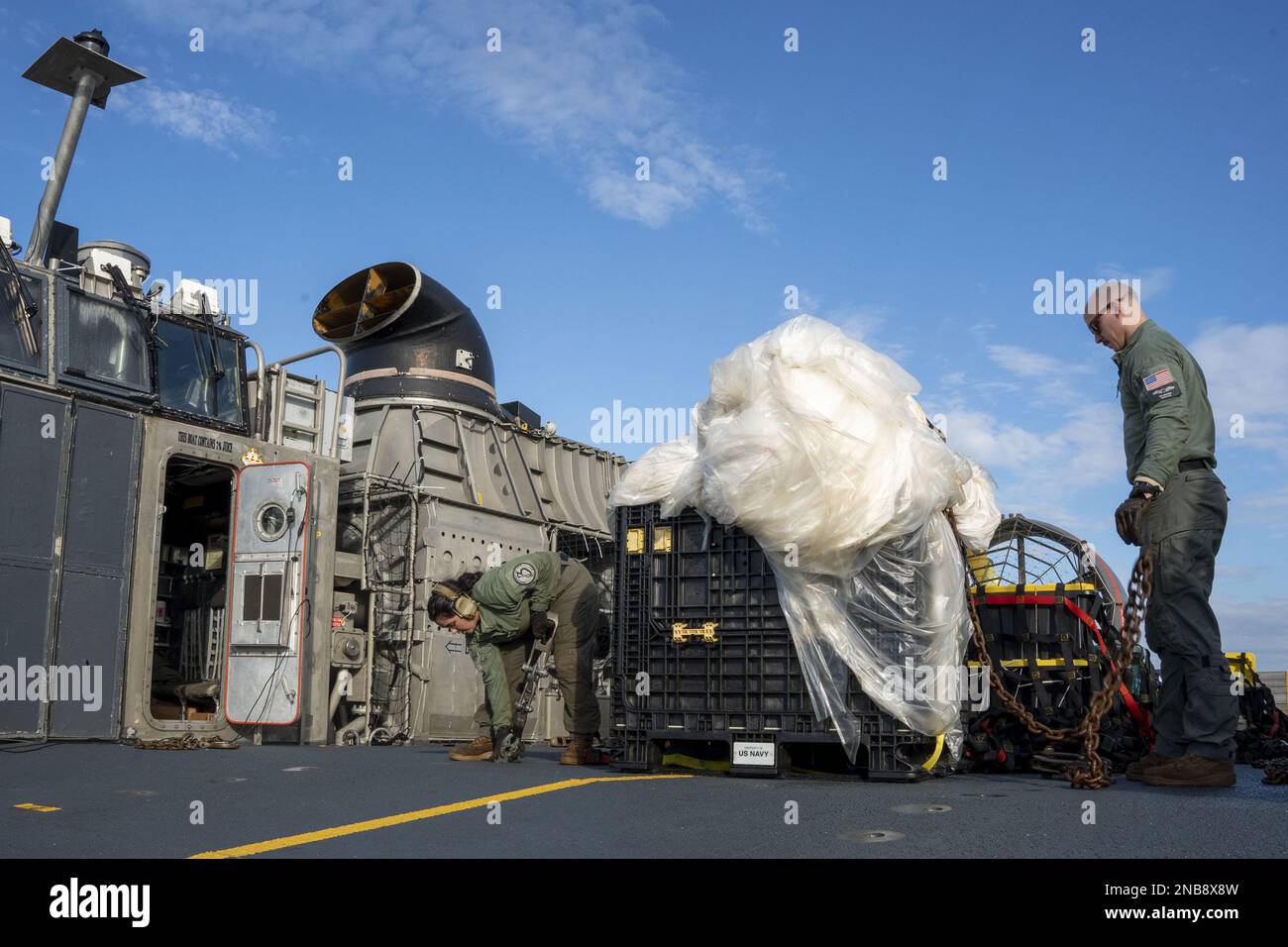 Matrosen, die der Angriffsflotteneinheit 4 zugeteilt sind, bereiten Material vor, das im Atlantik aus einem chinesischen Hochgebirgsballon gefunden wurde, um es am 10. Februar 2023 an Bundesagenten in Joint Expeditionary Base Little Creek, Virginia Beach, Virginia, zu transportieren. Auf Anweisung des Präsidenten der Vereinigten Staaten und mit der vollen Unterstützung der kanadischen Regierung, eine US-amerikanische Air Force F-22 Raptor, auf Autorität des Northern Command, hat den chinesischen Spionageballon im souveränen US-Luftraum und über den Hoheitsgewässern der USA am 4. Februar 2023 angegriffen und zum Absturz gebracht. Foto von MC1 Ryan Seelbach/USA Marineblau Stockfoto