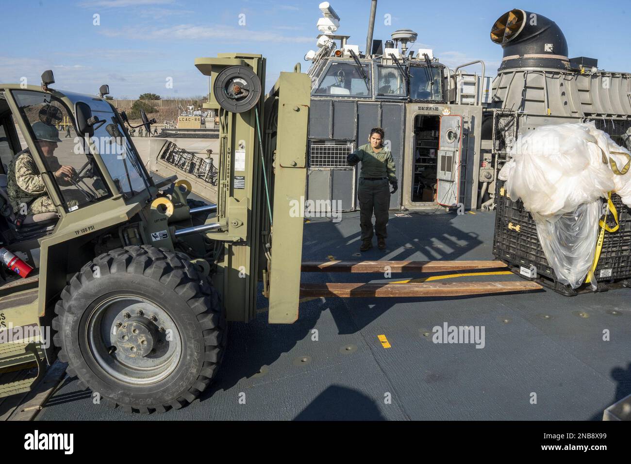 Matrosen, die der Angriffsflotteneinheit 4 zugeteilt sind, bereiten Material vor, das im Atlantik aus einem chinesischen Hochgebirgsballon gefunden wurde, um es am 10. Februar 2023 an Bundesagenten in Joint Expeditionary Base Little Creek, Virginia Beach, Virginia, zu transportieren. Auf Anweisung des Präsidenten der Vereinigten Staaten und mit der vollen Unterstützung der kanadischen Regierung, eine US-amerikanische Air Force F-22 Raptor, auf Autorität des Northern Command, hat den chinesischen Spionageballon im souveränen US-Luftraum und über den Hoheitsgewässern der USA am 4. Februar 2023 angegriffen und zum Absturz gebracht. Foto von MC1 Ryan Seelbach/USA Marineblau Stockfoto