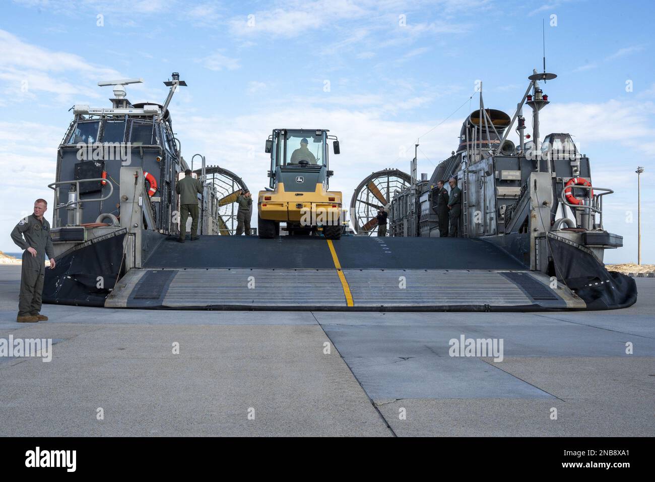 Matrosen, die der Angriffsflotteneinheit 4 zugeteilt sind, bereiten Material vor, das im Atlantik aus einem chinesischen Hochgebirgsballon gefunden wurde, um es am 10. Februar 2023 an Bundesagenten in Joint Expeditionary Base Little Creek, Virginia Beach, Virginia, zu transportieren. Auf Anweisung des Präsidenten der Vereinigten Staaten und mit der vollen Unterstützung der kanadischen Regierung, eine US-amerikanische Air Force F-22 Raptor, auf Autorität des Northern Command, hat den chinesischen Spionageballon im souveränen US-Luftraum und über den Hoheitsgewässern der USA am 4. Februar 2023 angegriffen und zum Absturz gebracht. Foto von MC1 Ryan Seelbach/USA Marineblau Stockfoto