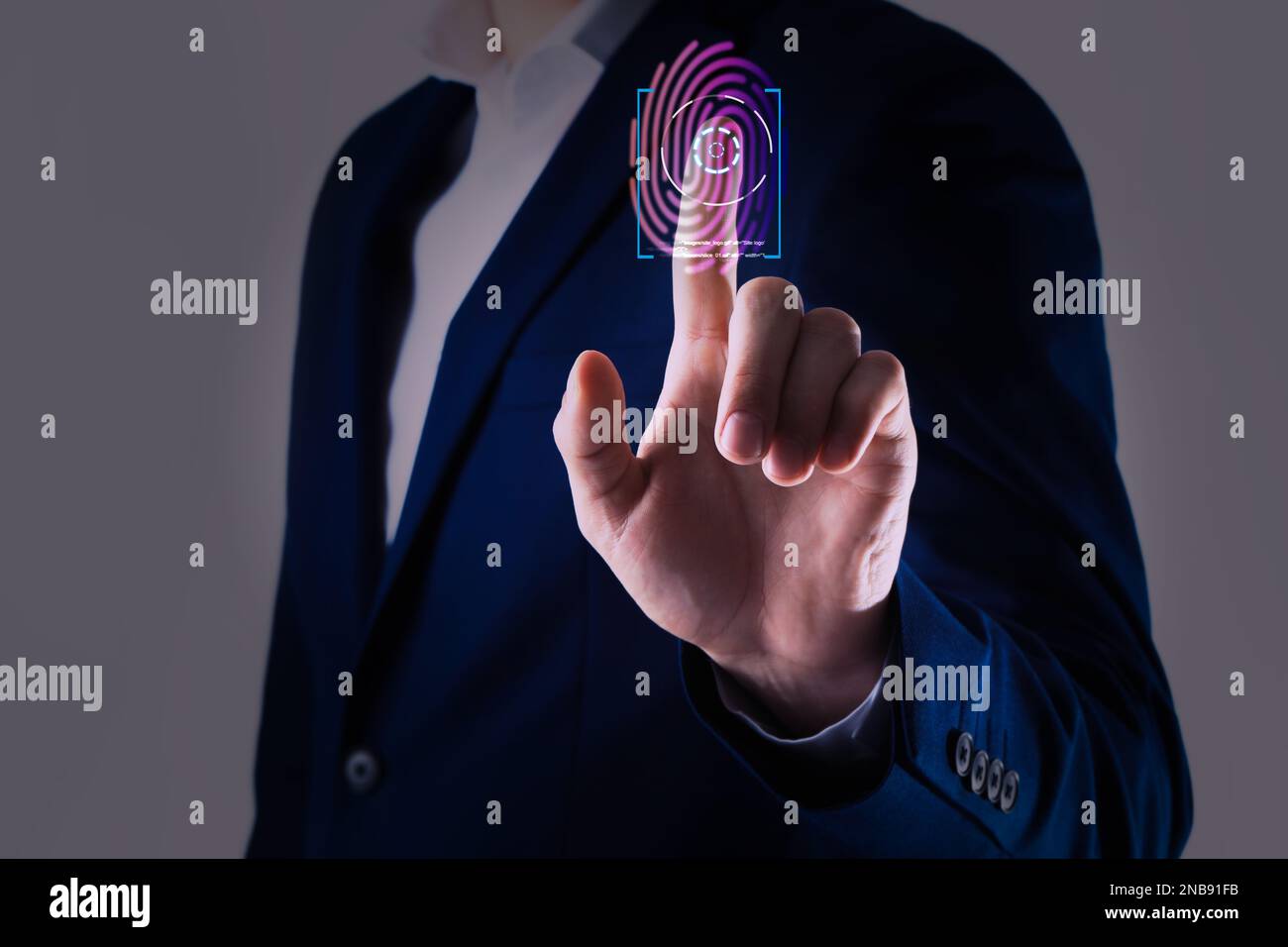 Mann mit biometrischem Fingerabdruck-Scanner auf grauem Hintergrund, Nahaufnahme Stockfoto