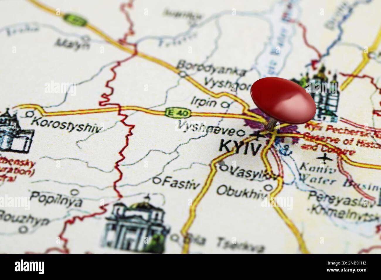 MYKOLAIV, UKRAINE - 09. NOVEMBER 2020: Kiew-Stadt mit Stecknadel auf der Karte der Ukraine markiert, Nahaufnahme Stockfoto