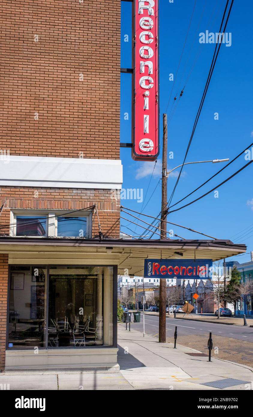 NEW ORLEANS, LA, USA - 5. FEBRUAR 2023: Cafe Reconcile, ein Restaurant, das lokale Küche serviert und die Jugend der Innenstadt für Hospitality-Jobs trainiert. Stockfoto