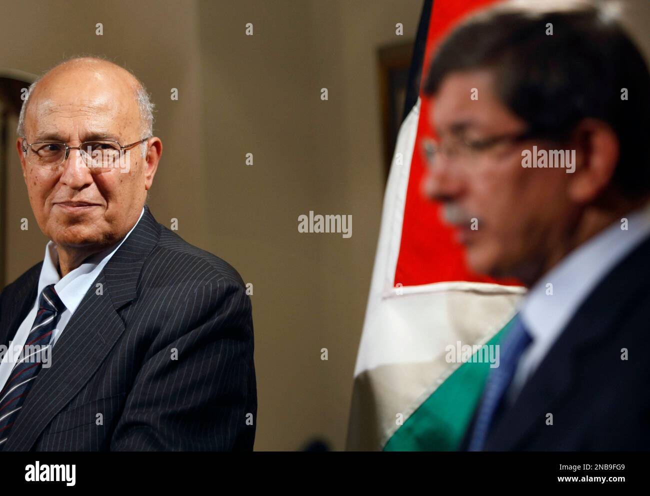 Nabil Shaath, advisor to Palestinian president Mahmoud Abbas, left, listens to Turkey's Foreign Minister Ahmet Davutoglu as they speak to the media after their talks in Ankara, Turkey, Monday, Sept. 5, 2011. Turkey on Monday vowed to strive for widespread Palestinian state recognition at the United Nations and formally notified high-level Israeli diplomats they have two days to leave the country, deepening the diplomatic rift with its former ally Israel.(AP Photo/Burhan Ozbilici) Stockfoto