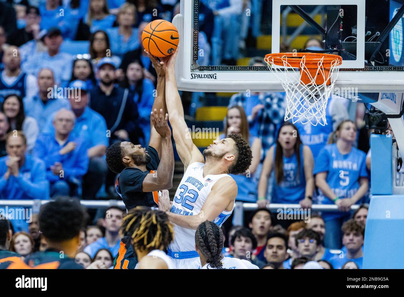 13. Februar 2023: North Carolina Tar Heels Forward Pete Nance (32) blockiert den Schuss von Miami (FL) Hurricanes Forward A.J. Casey (0) während der ersten Hälfte des Basketball-Matchups im Dean Smith Center in Chapel Hill, NC. (Scott Kinser/CSM) Stockfoto