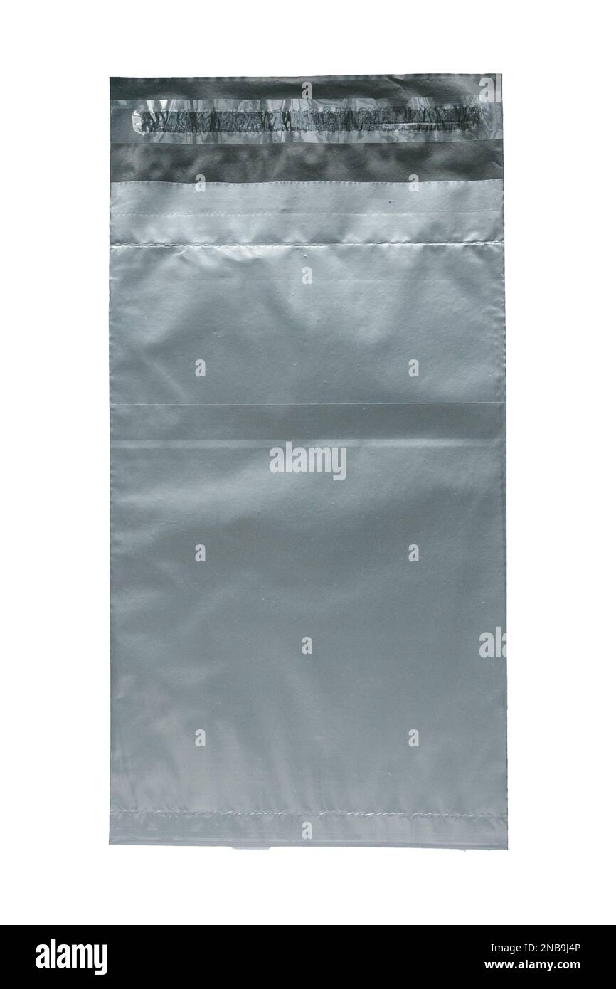 Graue und leere Versandtaschen aus Kunststoff Paketumschlag selbstversiegelnde Kuriertaschen für den Versand von Versandverpackungen isoliert auf weißem Hintergrund. Stockfoto