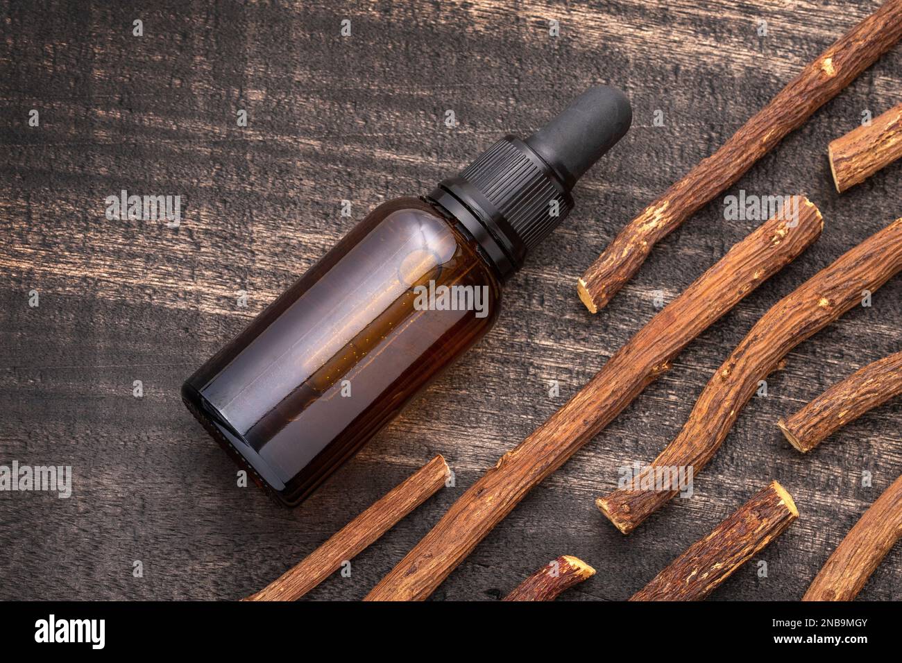 Glycyrrhiza-glabra-Extrakt-Tropfen - Medizinische organische Lakritze Stockfoto