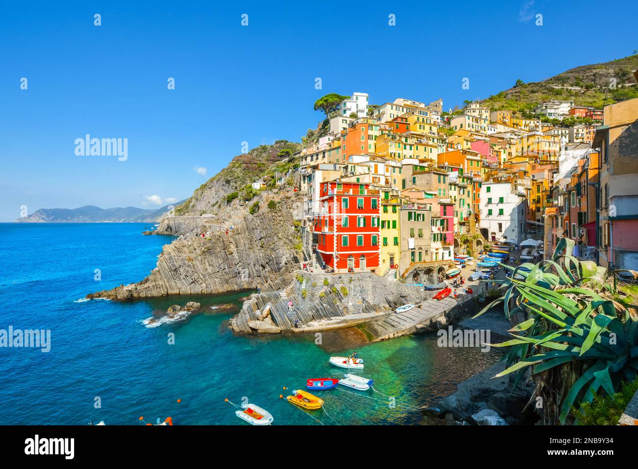 Das farbenfrohe Fischerdorf Riomaggiore, Italien, eines der fünf Dörfer der Cinque Terre entlang der ligurischen Küste. Stockfoto