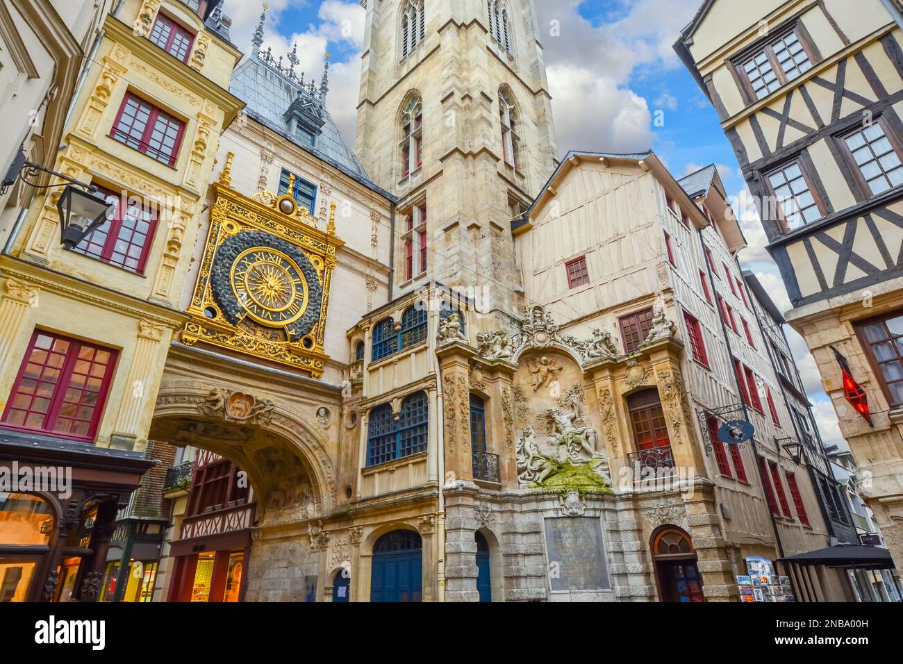 Die Gros Horloge, die mittelalterliche astronomische Uhr an der Hauptstraße von Rouen Frankreich Stockfoto