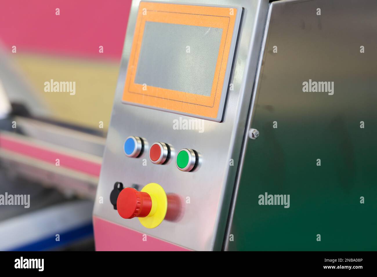 Schalttafel moderner Lebensmittelproduktionsgeräte. Selektiver Fokus. Stockfoto