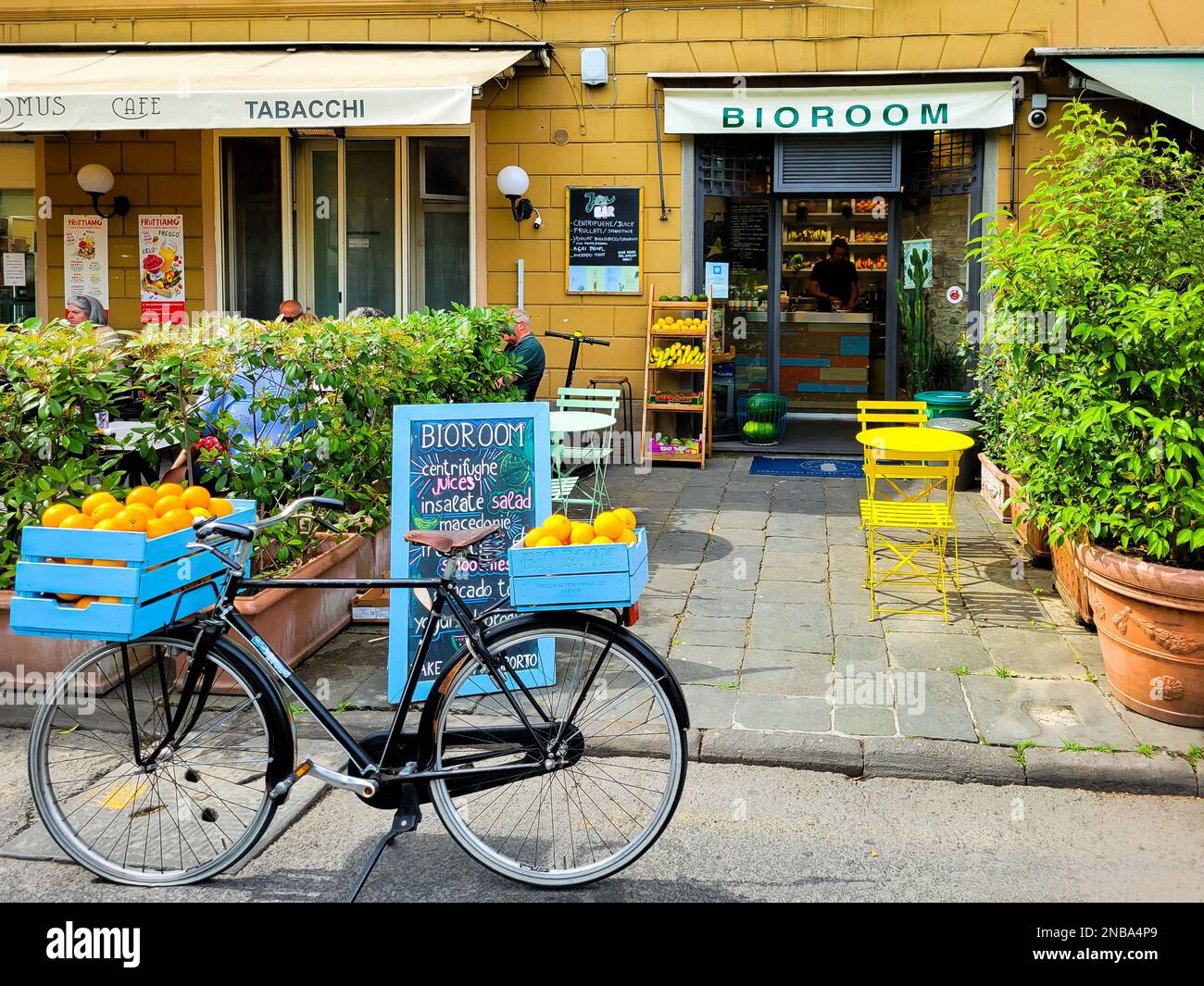 Der Bioroom Gusto Fresco Store, ein Markt für Bio-Produkte und Saft in der mittelalterlichen, von Mauern umgebenen Stadt Lucca, Italien. Stockfoto