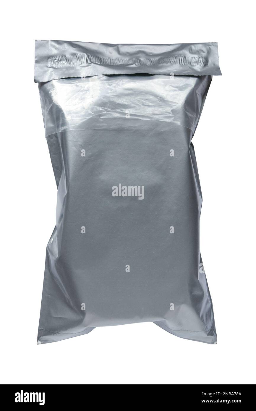 Graue und leere Versandtaschen aus Kunststoff Paketumschlag selbstversiegelnde Kuriertaschen für den Versand von Versandverpackungen isoliert auf weißem Hintergrund. Stockfoto