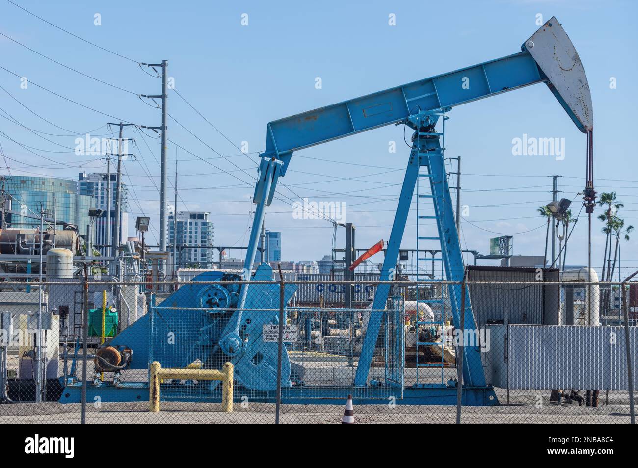 Funktionierender Kürbis, Rohöl-Brunnen in der Nähe der Stadt Long Beach. Stockfoto