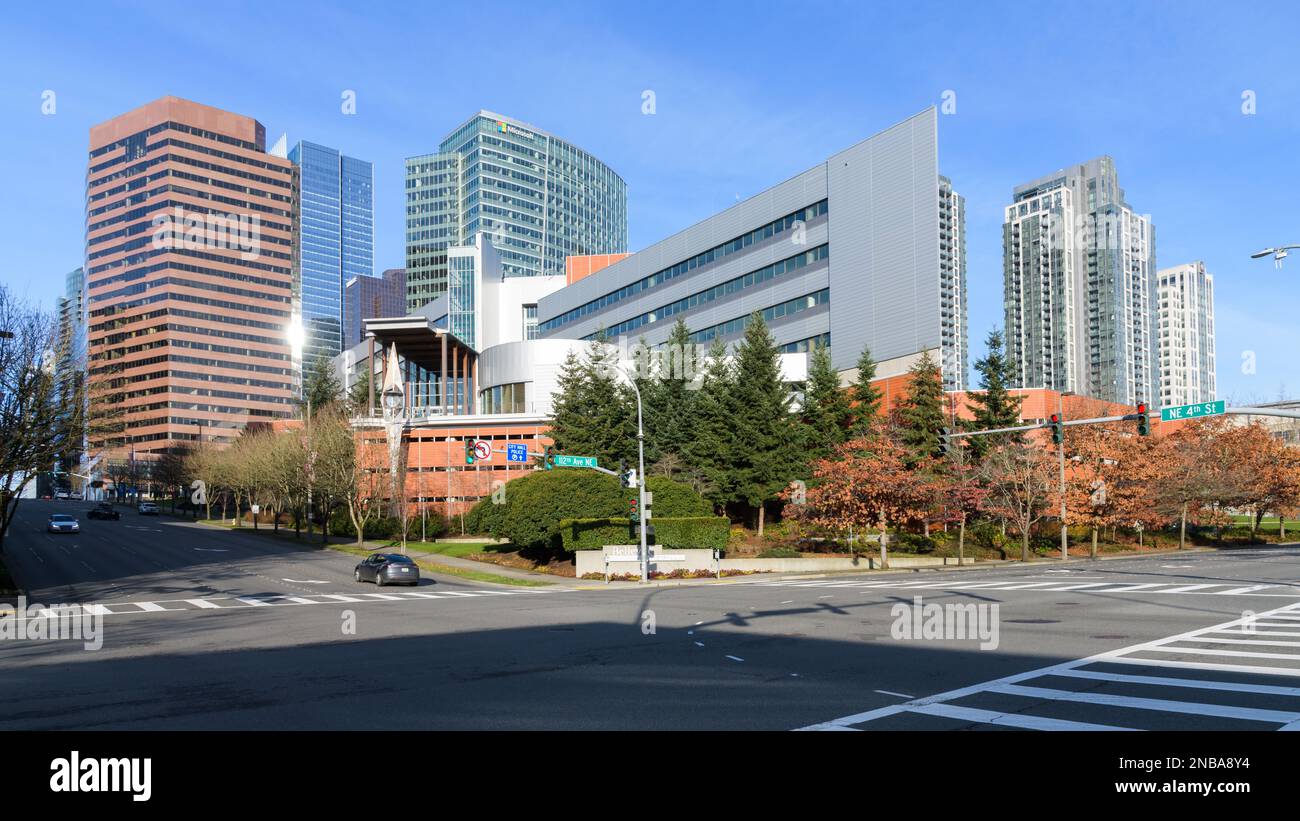 Bellevue, WA, USA - 12. Februar 2023; Bellevue Downtown City Core und City Hall an einem klaren Wintermorgen Stockfoto