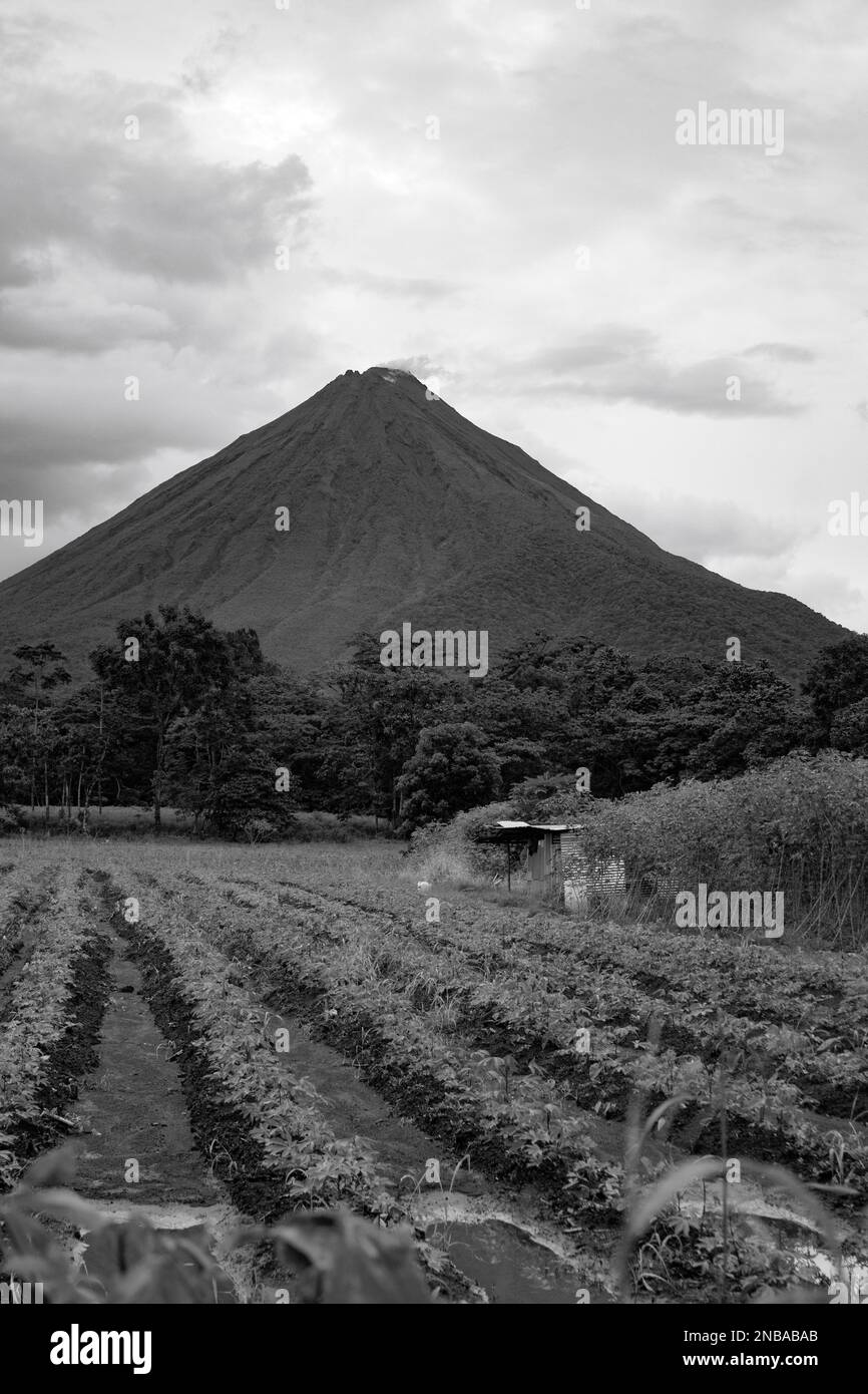 Blick auf den Vulkan El Arenal von der Stadt La Fortuna auf Schwarzweißfotos Stockfoto