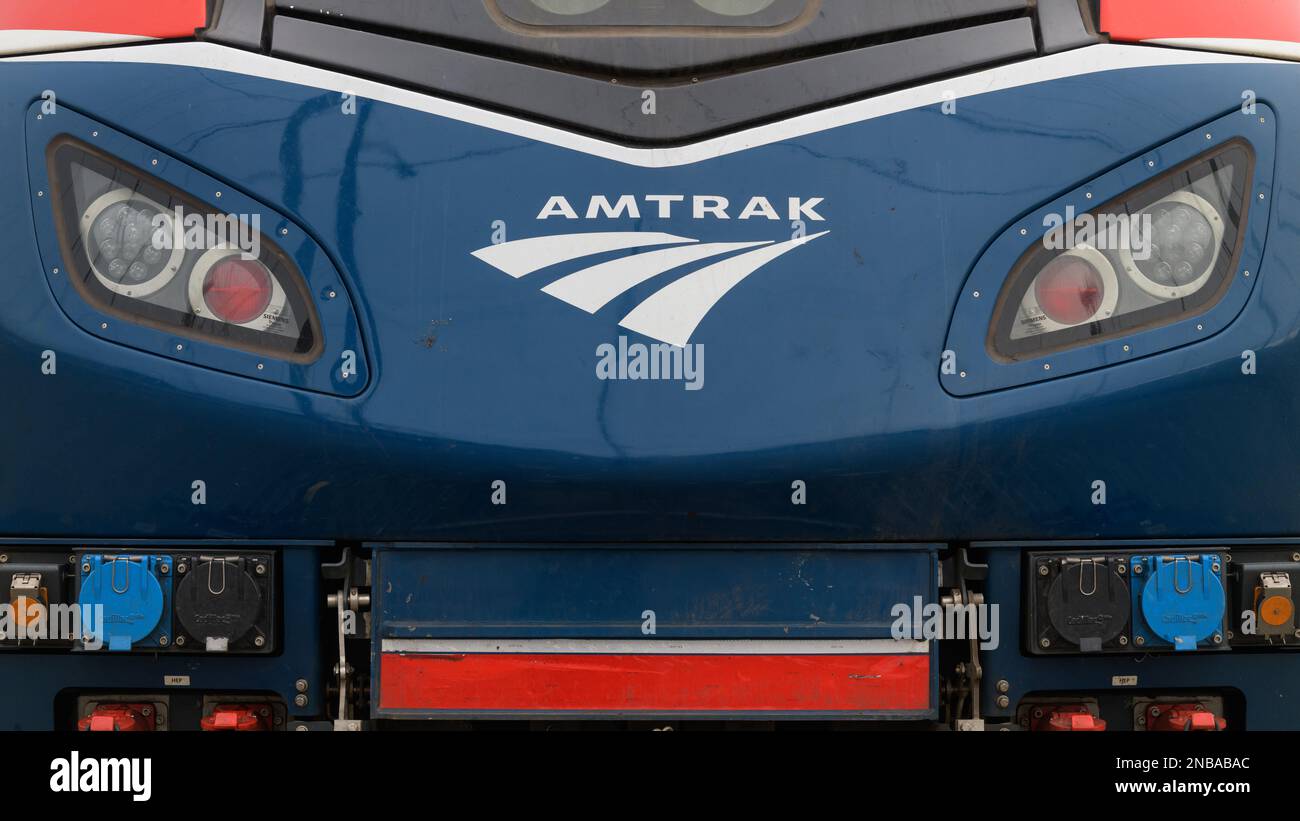 Seattle - 12. Februar 2023; Nahaufnahme der Vorderseite des Amtrak ALC-42 Charger Lokomotive mit Logo Stockfoto
