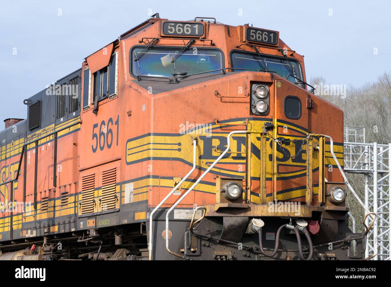 Seattle – 12. Februar 2023; Nahaufnahme des Fahrerhauses der BNSF-Güterlokomotive mit Logo Stockfoto