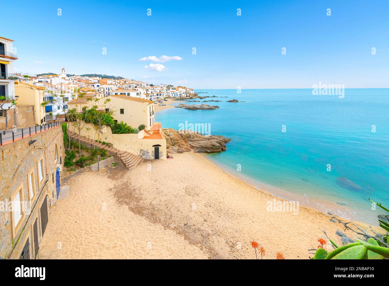 Die felsige Küste, der Sandstrand und das weiß getünchte Dorf im Fischerdorf Calella de Palafrugell an der spanischen Küste der Costa Brava. Stockfoto