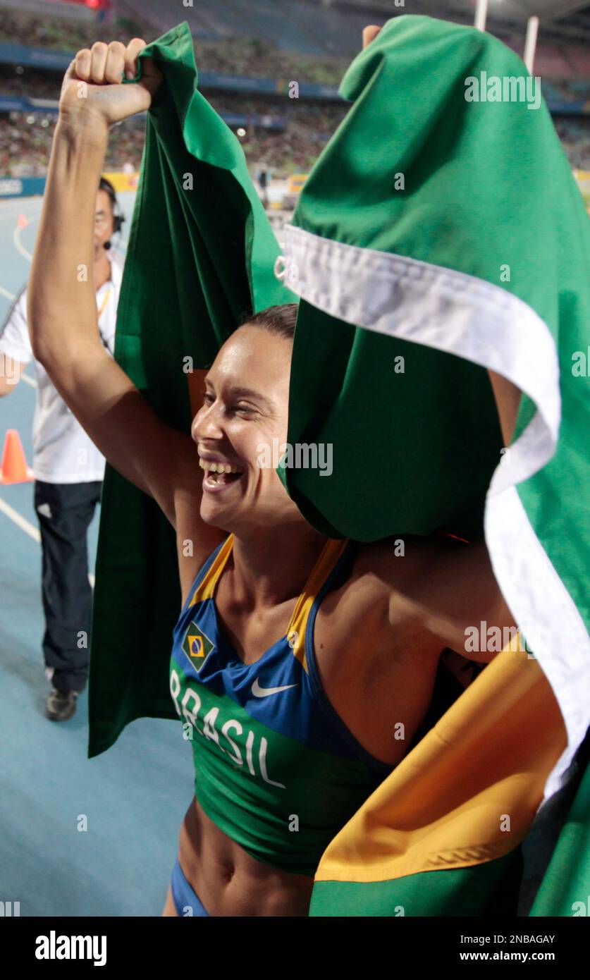 Brazil's Fabiana Murer celebrates winning gold in the Women's Pole Vault final at the World Athletics Championships in Daegu, South Korea, Tuesday, Aug. 30, 2011. (AP Photo/David J. Phillip) Stockfoto