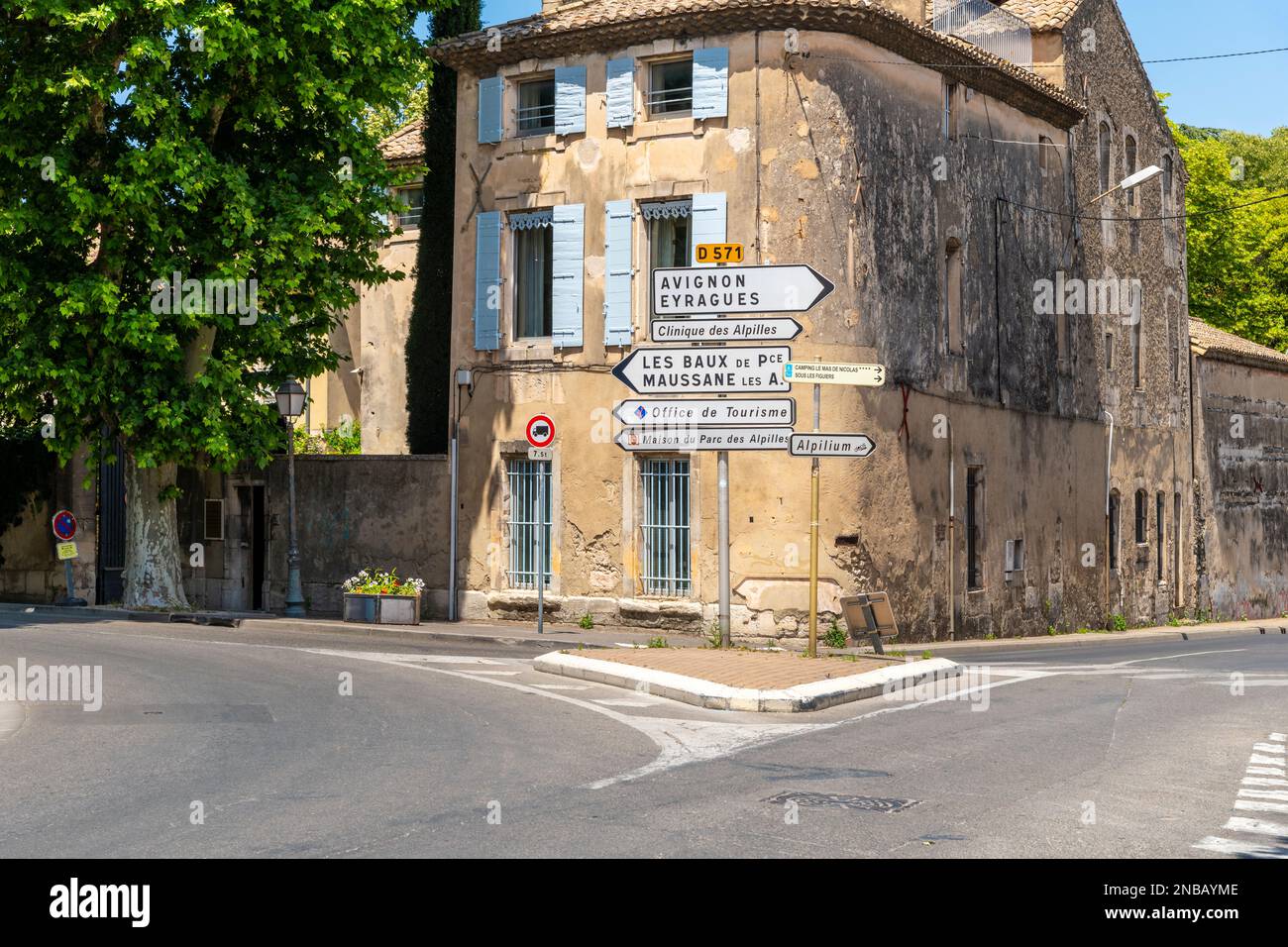 Wegweiser in Richtung Avignon, Alpilles und Tourismusbüro an einer Kreuzung im mittelalterlichen Zentrum von Saint-Remy-de-Provence, Frankreich Stockfoto