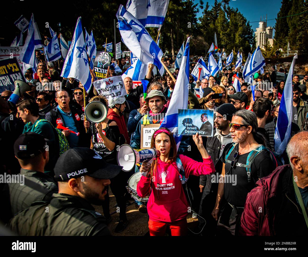 Jerusalem, Israel. 13. Februar 2023. Während der Demonstration winken Demonstranten Flaggen und halten Plakate. Zehntausende von Israelis, die mit Flaggen wedelten, haben sich gegen das israelische parlament der Knesset in Jerusalem versammelt, um gegen den Plan von Ministerpräsident Benjamin Netanjahu zu protestieren, die Justiz zu schwächen und das Land in einen sozialen Zusammenbruch zu stürzen. (Foto: Eyal Warshavsky/SOPA Images/Sipa USA) Guthaben: SIPA USA/Alamy Live News Stockfoto