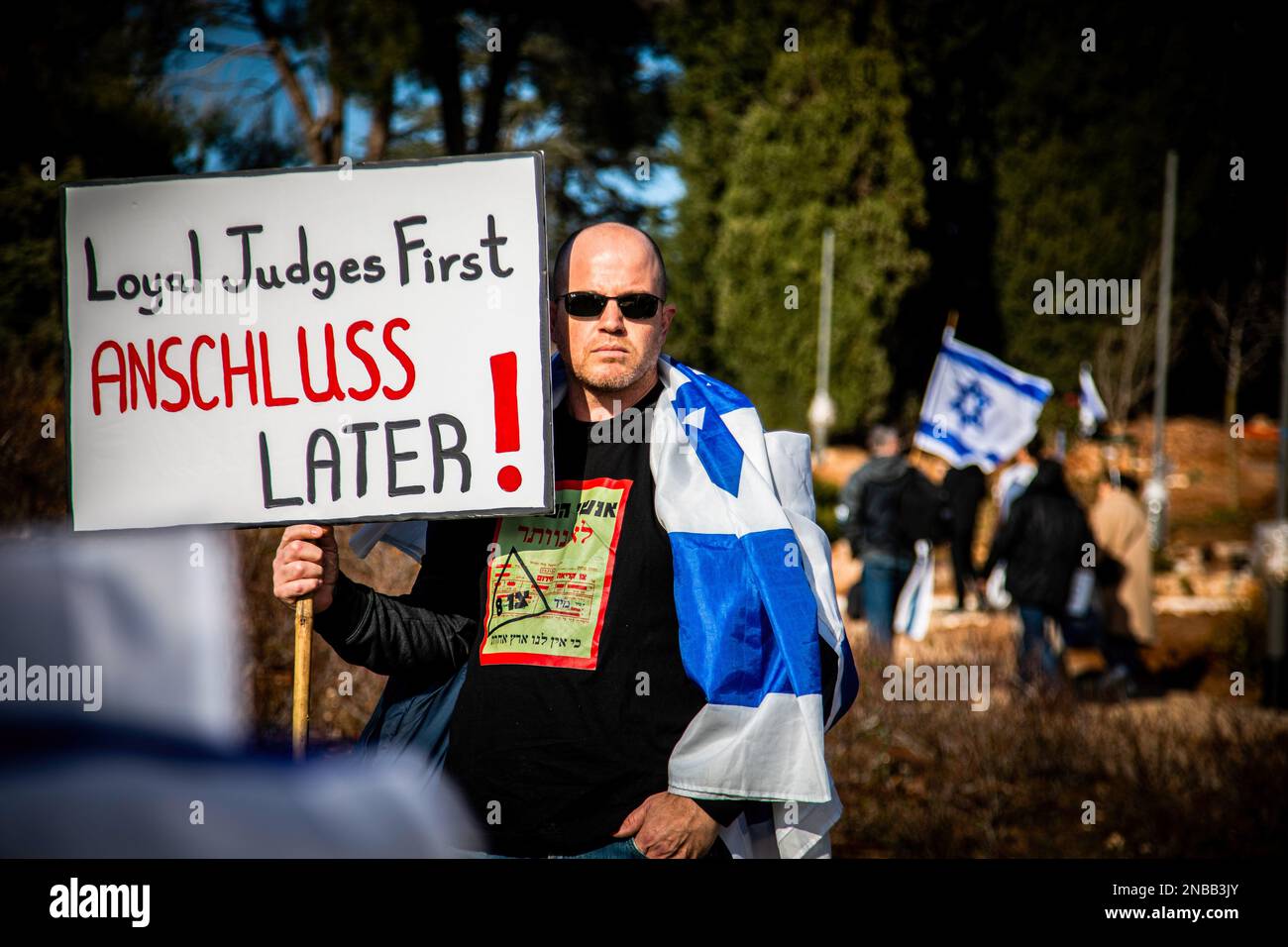 Jerusalem, Israel. 13. Februar 2023. Ein israelischer Demonstrante hält während eines Protests ein Plakat. Zehntausende von Israelis, die mit Flaggen wedelten, haben sich gegen das israelische parlament der Knesset in Jerusalem versammelt, um gegen den Plan von Ministerpräsident Benjamin Netanjahu zu protestieren, die Justiz zu schwächen und das Land in einen sozialen Zusammenbruch zu stürzen. (Foto: Eyal Warshavsky/SOPA Images/Sipa USA) Guthaben: SIPA USA/Alamy Live News Stockfoto