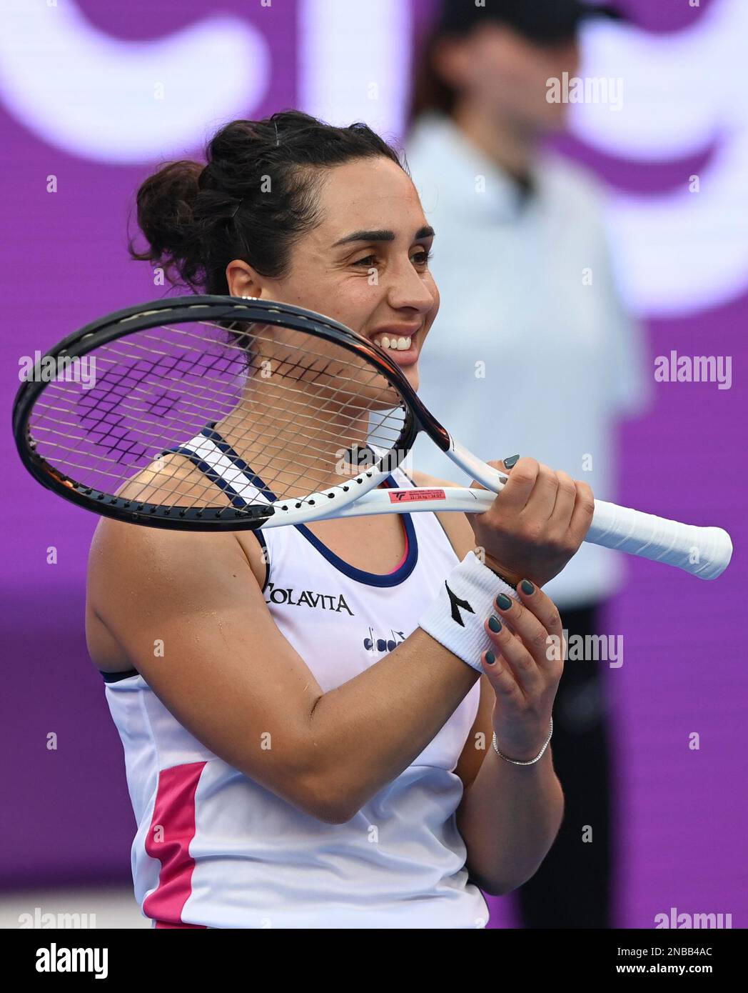 Doha, Katar. 13. Februar 2023. Martina Trevisan aus Italien reagiert während der Einzelrunde des 32. Spiels gegen Karol¨ªna Muchova aus der Tschechischen Republik auf der WTA500. Qatar Open 2023 in Doha, Katar, 13. Februar 2023. Kredit: Nikku/Xinhua/Alamy Live News Stockfoto