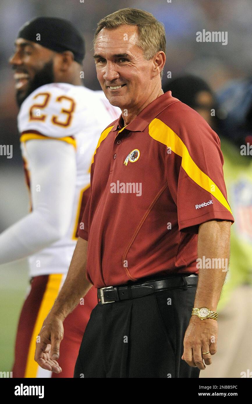 Washington Redskins head coach Mike Shanahan smiles as he walks along the sidelines during the first half of an NFL preseason football game against against the Baltimore Ravens in Baltimore, Thursday, Aug. 25, 2011. (AP Photo/Gail Burton) Stockfoto